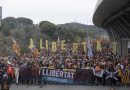 Barricate e scontri a Barcellona, mezzo milione nelle strade. Il centro della città completamente paralizzato. Salta anche la partita Barca-Real