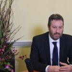 Approvata la variazione di Bilancio. Il deficit previsto scende a 5,7 milioni. Le opposizioni chiedono investimenti e risposte al caro vita. Sconti sui carburanti prorogati per tutto novembre