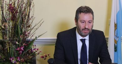 Approvata la variazione di Bilancio. Il deficit previsto scende a 5,7 milioni. Le opposizioni chiedono investimenti e risposte al caro vita. Sconti sui carburanti prorogati per tutto novembre
