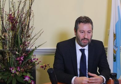 Approvata la variazione di Bilancio. Il deficit previsto scende a 5,7 milioni. Le opposizioni chiedono investimenti e risposte al caro vita. Sconti sui carburanti prorogati per tutto novembre