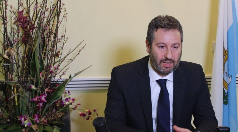Approvata la variazione di Bilancio. Il deficit previsto scende a 5,7 milioni. Le opposizioni chiedono investimenti e risposte al caro vita. Sconti sui carburanti prorogati per tutto novembre