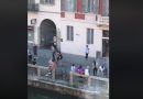 Navigli affollati a Milano, è polemica. Tanti i ragazzi a passeggio, molti dei quali senza mascherina. E il sindaco Sala lancia l’ultimatum:’ Se continua così chiudo’