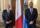 Il Segretario di Stato per gli Affari Esteri, Luca Beccari, ha ricevuto oggi, a Palazzo Begni, l’Ambasciatore d’Italia Guido Cerboni, nella ricorrenza del 74° anniversario della Repubblica Italiana