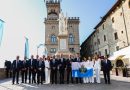 Giornata di impegni istituzionali per la delegazione sammarinese che parteciperà alla XXXIII edizione dei Giochi Olimpici, in programma in Francia dal 26 luglio, giorno della cerimonia d’apertura, all’11 agosto. Saranno cinque gli atleti che terranno alta la bandiera di San Marino: Alessandra Gasparelli (atletica leggera), Loris Bianchi (nuoto), Myles Amine (lotta), Alessandra Perilli (tiro a volo) e Giorgia Cesarini (tiro con l’arco).   La conferenza stampa di presentazione della squadra olimpica ha dato il via alla giornata, culminata con l’Udienza a Palazzo Pubblico dai Capitani Reggenti, Alessandro Rossi e Milena Gasperoni.   Nella suggestiva Terrazza dell’Hotel Titano il Capo Missione Christian Forcellini ha sottolineato l’importanza che questa delegazione ha per rappresentare il Paese. “Saranno le Olimpiadi più grandi di sempre, con una cerimonia d’apertura in grande stile – ha commentato Forcellini -. Insieme ad Anna Lisa Ciavatta (vice Capo Missione) abbiamo lavorato duramente per mettere gli atleti e tutti i tecnici nelle miglior condizioni possibili per performare al meglio”.   A Palazzo Pubblico Gian Primo Giardi, presidente del CONS, ha incoraggiato il Team San Marino, ricordando le imprese di Tokyo con le prime storiche medaglie ha lanciato lo slogan “Liberi di Sognare”, claim della campagna di comunicazione del Comitato Olimpico, augurando a tutti di migliorarsi ulteriormente e di divertirsi nel più importante appuntamento del ciclo olimpico. Un ringraziamento anche a tutti gli sponsor che supportano costantemente il CONS: Cassa di Risparmio, Tim San Marino, AC&D Solutions, Mondo Immagine, Macron, Mr. Apps; insieme a Giorgia Boutique, che per la seconda volta consecutiva veste la delegazione biancazzurra alle Olimpiadi, Marlù e Pepitos.   Ha ricordato l’edizione dei Giochi Olimpici in Giappone anche Eros Bologna, Segretario Generale, che ha poi affermato: “Ora abbiamo gli occhi del mondo addosso ed è ancora di più una responsabilità per i nostri atleti che ci rappresenteranno”.   Dalla Reggenza e il Segretario di Stato per lo Sport, Teodoro Lonfernini, un forte messaggio di pace e orgoglio per rappresentare San Marino: “Dovete essere orgogliosi di indossare la divisa sammarinese. Vi siete conquistati quest’opportunità dopo tanti sacrifici, ora avrete il compito di rappresentare il Paese, che vi seguirà con tanto affetto. In questo momento storico ci auguriamo che lo sport possa offrire un messaggio di pace per tutte le popolazioni, così come San Marino ha sempre fatto nella sua millenaria storia”.   Infine, il momento più atteso della giornata con l’ufficializzazione dei portabandiera: saranno Loris Bianchi e Alessandra Gasparelli, la più giovane della delegazione, a sfilare con la bandiera biancazzurra donatagli dai due Capi di Stato, Alessandro Rossi e Milena Gasperoni, lungo la Senna il 26 luglio.