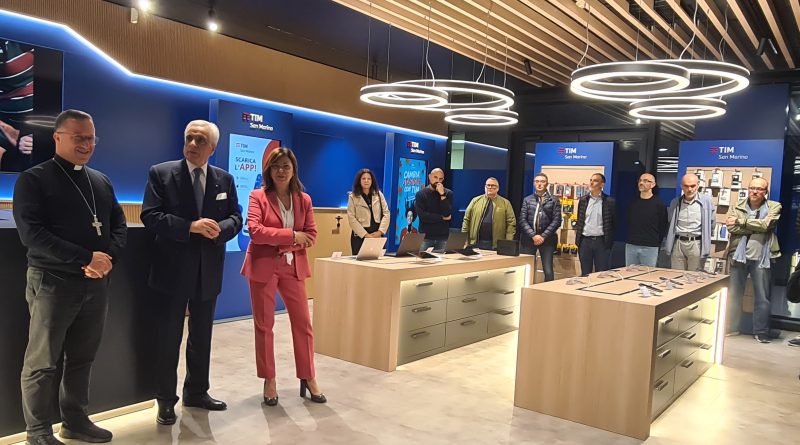 Il vescovo di San Marino-Montefeltro Domenico Beneventi in visita al nuovo TIM San Marino Store