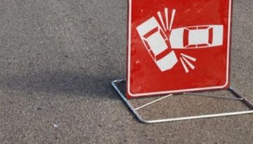 Sbandata in curva su via Piana, auto finisce contro un muro