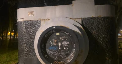 Opera dell’artista di Pennabilli, lustro per Rimini ma oggi degradata: “Restaurate la macchina fotografica”