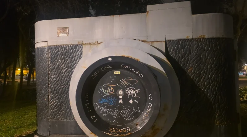 Opera dell’artista di Pennabilli, lustro per Rimini ma oggi degradata: “Restaurate la macchina fotografica”