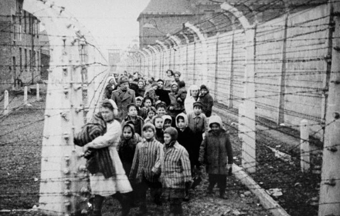 “Never again” (“Mai più”) è la promessa che accompagna ogni anno la Giornata della Memoria