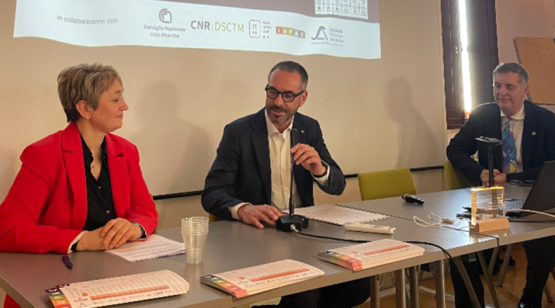 San Marino. Presentata la Tavola Periodica IUPAC 2024 in lingua italiana. Al progetto ha contribuito Benedetta Bindi