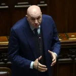 Emirati nel mirino, italiani fermi a Dubai: polemica su Crosetto