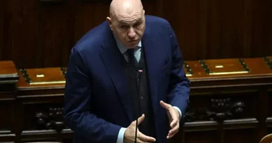 Emirati nel mirino, italiani fermi a Dubai: polemica su Crosetto