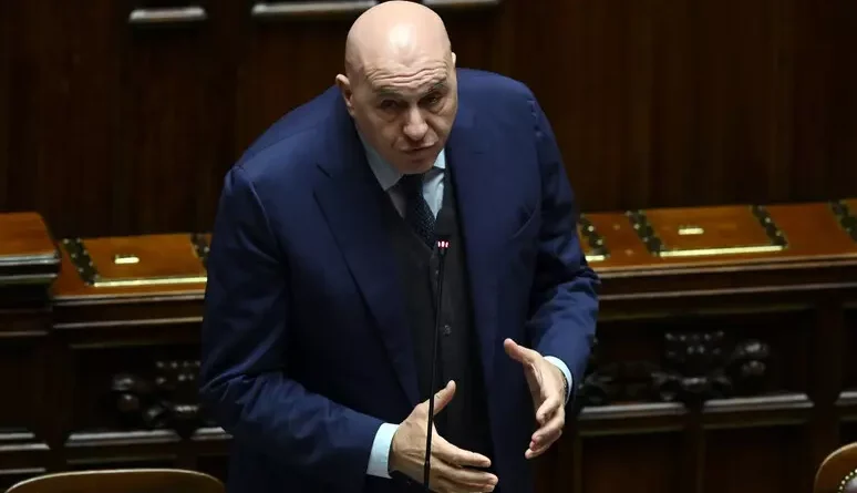 Emirati nel mirino, italiani fermi a Dubai: polemica su Crosetto