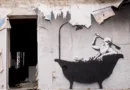 È stata rivelata la vera identità dello street artist Banksy (ma ci interessa davvero?)