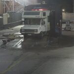 Camper si incastra nell’autolavaggio di Falciano: impianto distrutto (VIDEO)