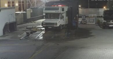 Camper si incastra nell’autolavaggio di Falciano: impianto distrutto (VIDEO)