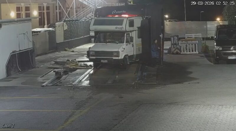 Camper si incastra nell’autolavaggio di Falciano: impianto distrutto (VIDEO)