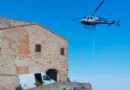 Verucchio. Cantiere ad alta quota: elicottero e operai acrobati per riaprire la scalinata della Rocca