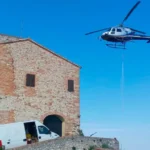 Verucchio. Cantiere ad alta quota: elicottero e operai acrobati per riaprire la scalinata della Rocca