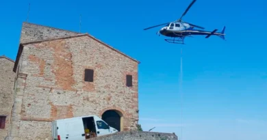 Verucchio. Cantiere ad alta quota: elicottero e operai acrobati per riaprire la scalinata della Rocca
