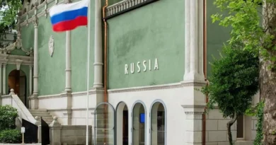 Russia alla Biennale di Venezia, l’Ue attacca: “Decisione inaccettabile, a rischio i fondi europei”