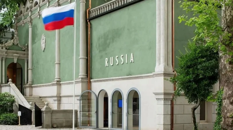Russia alla Biennale di Venezia, l’Ue attacca: “Decisione inaccettabile, a rischio i fondi europei”