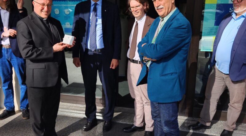 AASS, il Vescovo Beneventi in visita: focus su lavoro e comunità