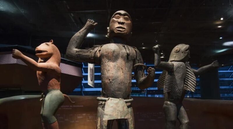 Francia, via libera alla legge per restituire i beni culturali sottratti durante il periodo coloniale