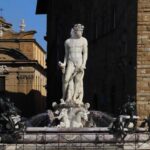 Per toccare le parti intime del Nettuno di Firenze, ci si arrampica: danni per 5mila euro