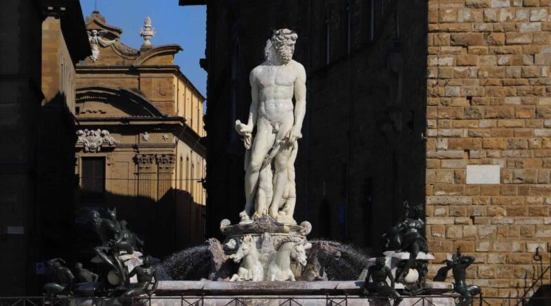 Per toccare le parti intime del Nettuno di Firenze, ci si arrampica: danni per 5mila euro