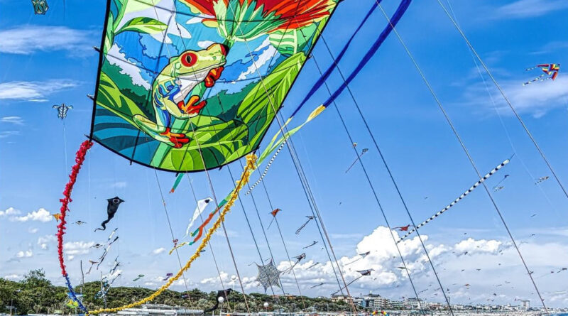 Pinarella di Cervia, spiaggia. 46° ARTEVENTO Festival Internazionale dell’Aquilone. Il programma del 1° Maggio