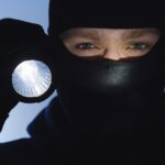 Assalto con auto ariete a Serravalle: negozio devastato, ladri in fuga con la refurtiva