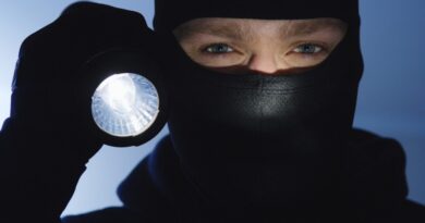 Assalto con auto ariete a Serravalle: negozio devastato, ladri in fuga con la refurtiva