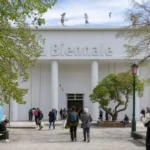Biennale Arte 2026, l’appello di artisti e curatori contro Israele, Russia e Stati Uniti: “La neutralità non basta più”