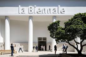 Biennale di Venezia nel caos: si dimette la giuria, i premi li assegnerà il pubblico (fonte: Artribune)