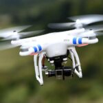 Drone vola sopra la folla alla Notte Rosa: pilota denunciato e sanzionato dalla Polizia