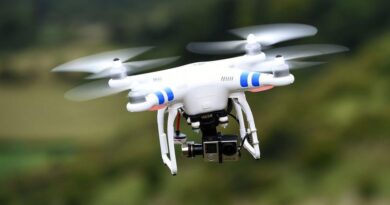 Drone vola sopra la folla alla Notte Rosa: pilota denunciato e sanzionato dalla Polizia