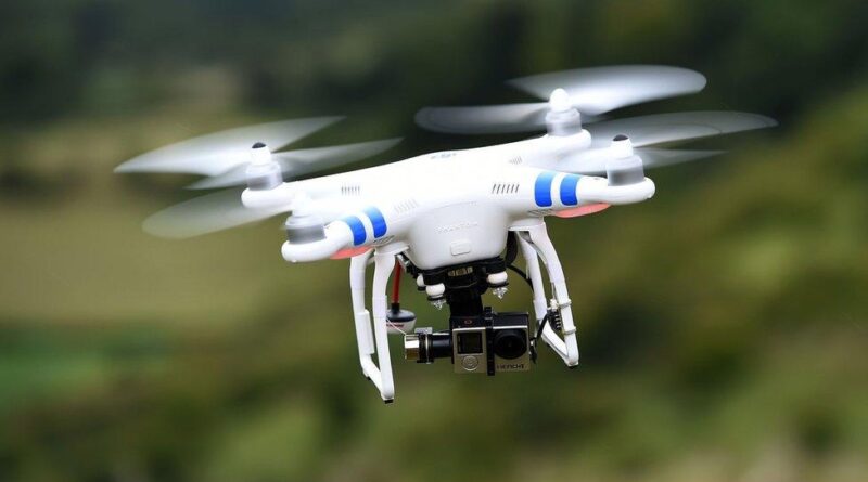 Drone vola sopra la folla alla Notte Rosa: pilota denunciato e sanzionato dalla Polizia