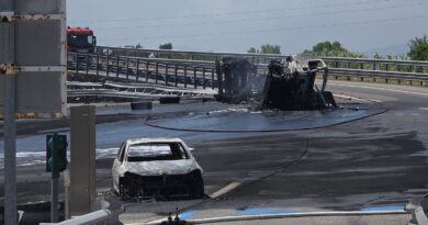 Incidente e incendio al casello di Riccione, cisterna si ribalta e coinvolge due auto