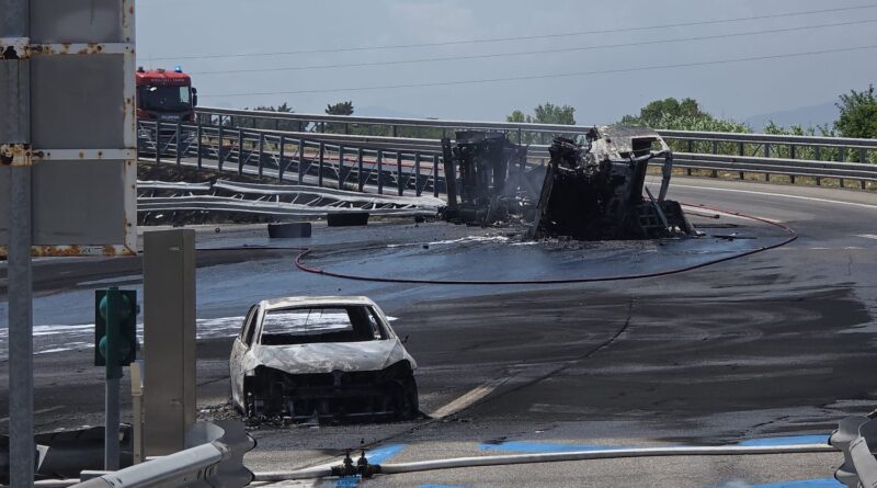 Incidente e incendio al casello di Riccione, cisterna si ribalta e coinvolge due auto
