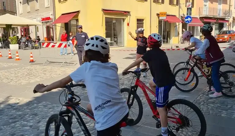 Santarcangelo. Oltre 600 bambini e bambine e i dipendenti delle aziende a scuola di sicurezza stradale dalla Polizia locale