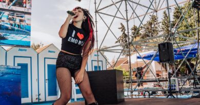 La cantante punk rock, Rob, scatenata  sul palco di Aquafan