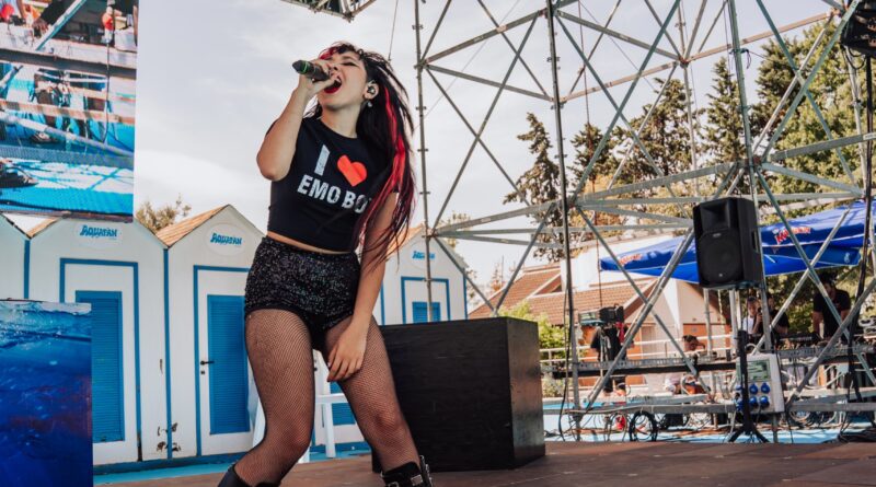 La cantante punk rock, Rob, scatenata  sul palco di Aquafan