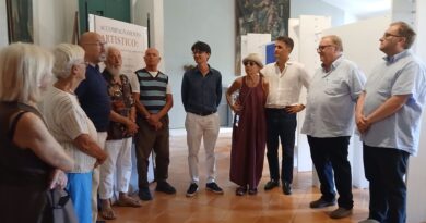 San Leo e San Marino uniti nel nome dell’arte. Inaugurata la mostra “I colori della musica” con le opere di Gambuti, Tini, Lengua e Bortolazzi