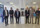 Aeroporto Fellini. Svelata la statua di San Francesco d’Assisi, dell’artista riminese Alessandro La Motta