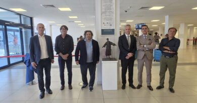 Aeroporto Fellini. Svelata la statua di San Francesco d’Assisi, dell’artista riminese Alessandro La Motta
