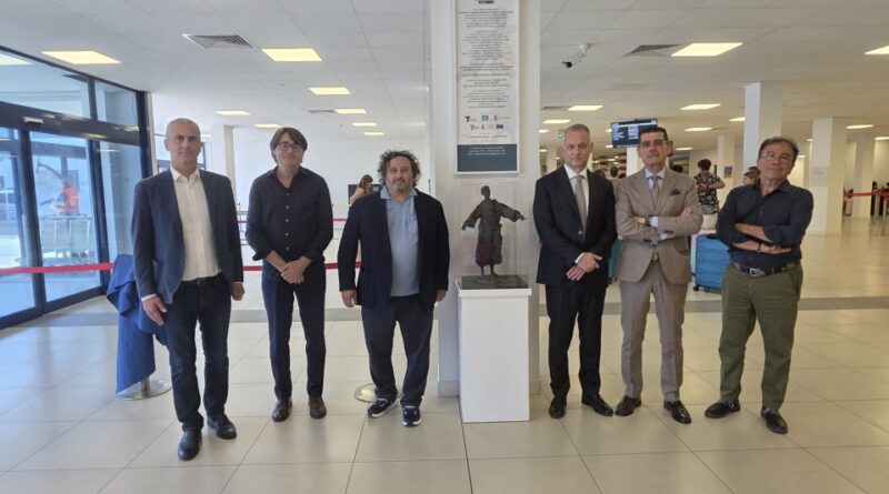 Aeroporto Fellini. Svelata la statua di San Francesco d’Assisi, dell’artista riminese Alessandro La Motta