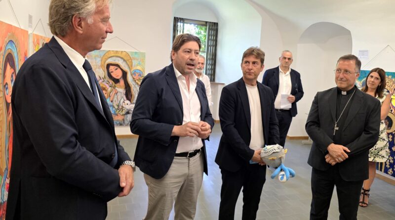 San Marino. Inaugurata la mostra “Icone sacre pop” di Simone Legno: l’eredità di Expo Osaka 2025 continua a creare ponti tra Istituzioni, arte e spiritualità