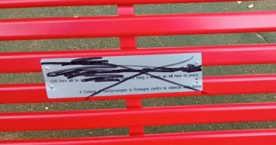 Santarcangelo. Nuovo vandalismo alla panchina rossa intitolata a Lorena Vezzosi, lo sdegno e l’appello alle famiglie del sindaco Sacchetti