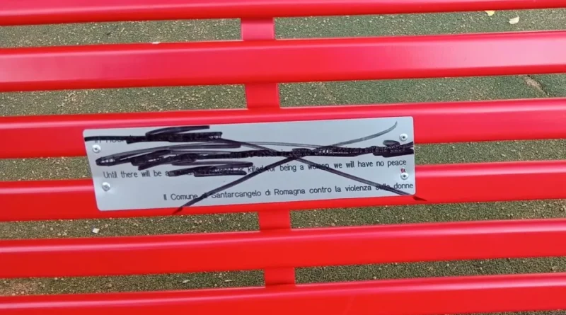 Santarcangelo. Nuovo vandalismo alla panchina rossa intitolata a Lorena Vezzosi, lo sdegno e l’appello alle famiglie del sindaco Sacchetti